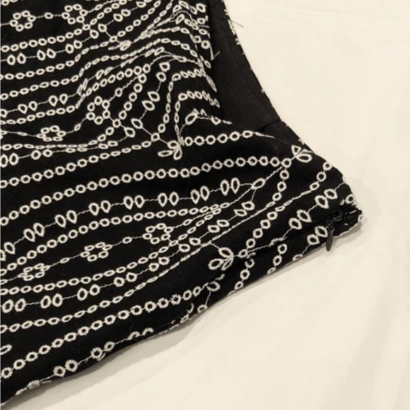 Elegant Black and White Patterned Skirt - Picture 2 of 2